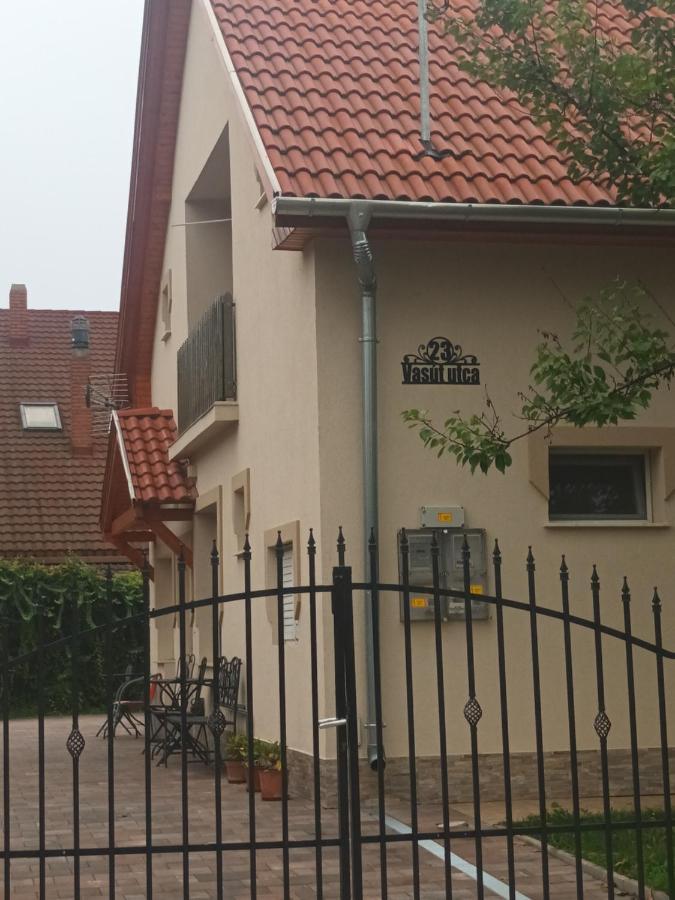 Napsugar Apartmanhaz Balatonlelle Bagian luar foto
